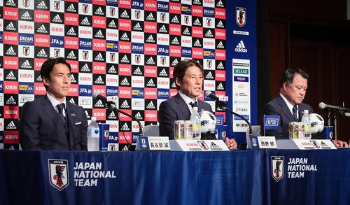 ロシアから帰国し会見を行う日本代表の、左から長谷部、西野監督、日本サッカー協会田嶋会長(撮影・足立雅史)