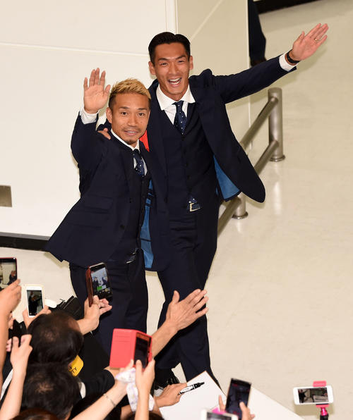 成田空港へ到着しファンの声援に応える日本代表の長友(左)と槙野(撮影・横山健太)