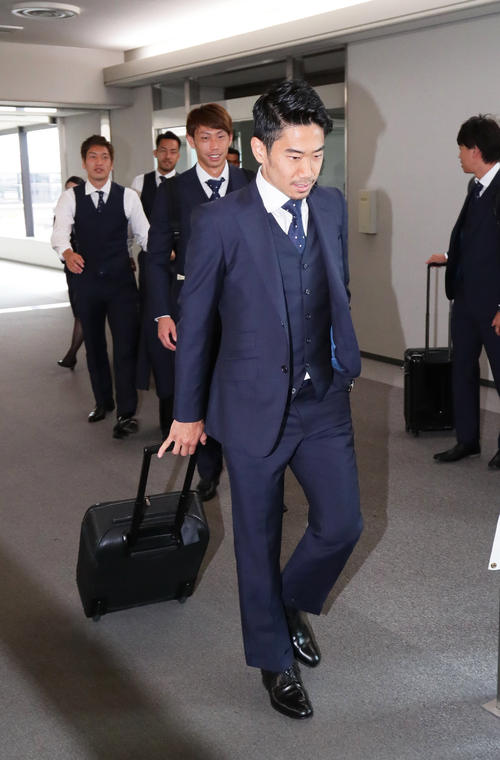 ロシアから帰国した日本代表の、手前から香川、東口、原口、吉田(撮影・足立雅史)