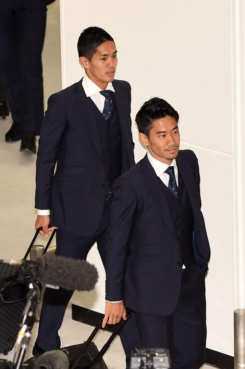 成田空港へ到着した、左から日本代表の武藤、香川(撮影・横山健太)