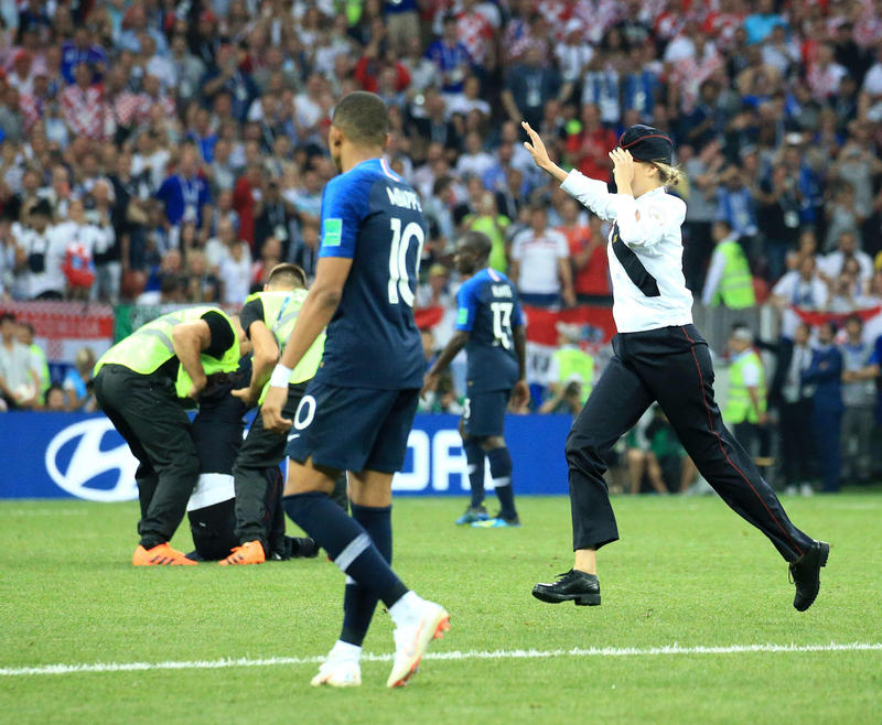 決勝戦に男女4人がピッチ乱入 初の警備の失態 海外サッカー 日刊スポーツ 決勝戦に男女4人がピッチ乱入 初の警備の失態 海外サッカー 日刊スポーツ