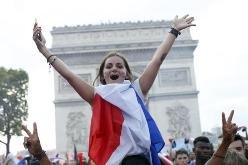 フランスの勝利を喜ぶパリのサポーター（ＡＰ）