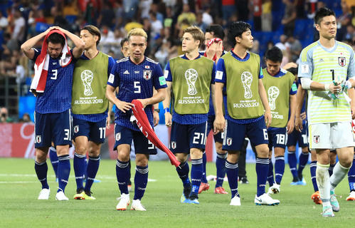 日本対ベルギー　試合後、厳しい表情でサポーターにあいさつへ向かう長友（左から３人目）らサッカー日本代表イレブン（撮影・江口和貴）