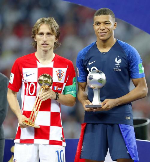 最優秀選手の「ゴールデンボール賞」を受賞したクロアチアのモドリッチ（左）と、「ヤングプレーヤー賞」を受賞したフランスのエムバペ（共同）