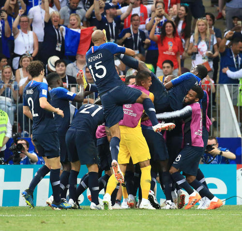 後半、エムバペがゴールを決め歓喜するフランスの選手たち（撮影・江口和貴）
