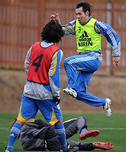 ミニゲーム中、ＧＫ西川の上をジャンプで飛び越える高原。背中はＤＦ中沢