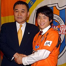 握手する流通経大柏ＦＷ大前（右）と清水の早川社長
