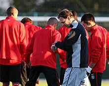 時間をチェックする浦和オジェック監督