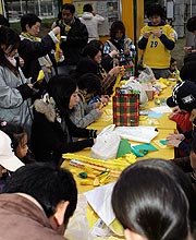 オシム監督に届けと千羽鶴を折る千葉サポーター（撮影・中村誠慈）