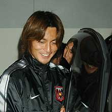 練習を終え、笑顔で愛車に乗り込む永井雄一郎（撮影・酒井清司）