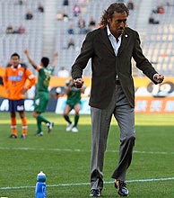 愛媛に勝利した直後、ガッツポーズで喜びをかみしめる東京Ｖラモス監督
