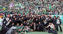 愛媛に勝ちＪ１昇格をほぼ手中にした東京Ｖの選手らは、サポーターと記念撮影