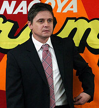 記者会見に臨むストイコビッチ氏（撮影・八反誠）