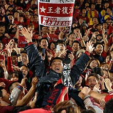 優勝を飾った鹿島の小笠原は試合後、スタンドにでサポーターに胴上げされた