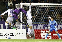 前半３９分、京都ＦＷ田原（左から２人目）は２点目のゴールを決める