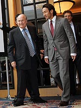 ＦＩＦＡのブラッター会長（左）とともに会見場に入る中田氏