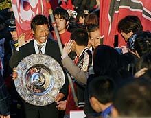 サポーターと一緒に鹿島神宮の参道をパレードする鹿島ＦＷ柳沢