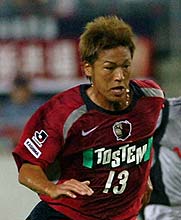 必死でボールを追う鹿島ＦＷ柳沢敦（０６．０９．０２）