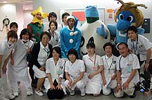 １８日、川崎市内の病院を慰問し、記念撮影に納まる川崎Ｆの森（中央）