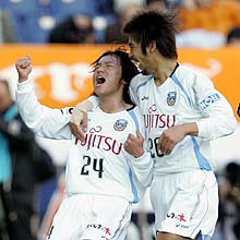 愛媛対川崎Ｆ　前半４３分、先制ゴールを決め、ガッツポーズをする大橋（左）