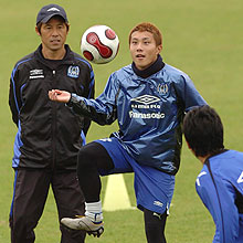 通信教育で早大入学が決まったＧ大阪安田（右）。左は同大先輩の西野監督