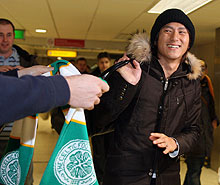 グラスゴーの空港に到着した千葉ＭＦ水野（撮影・ＰＮＰ）