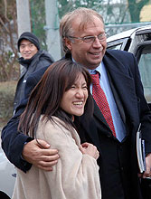 女性サポーターの肩を抱き寄せる千葉のヨジップ・クゼ新監督