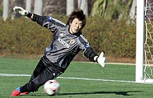 ＦＷ陣のシュート練習で素早い反応を見せるＧＫ西川（撮影・宇治久裕）