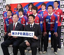 新体制発表に臨んだ城福監督（最前列右）と東京の新加入選手
