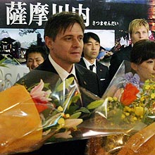 キャンプ地の鹿児島入りし、花束を受け取る名古屋ストイコビッチ監督