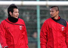 日本代表から外れたＦＷ高原（左）と代表引退を表明したＤＦ坪井