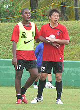 紅白戦でＤＦとして出場し、ＦＷエジミウソンをマークするＧＫ加藤順大（右）