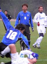 雨の中、ゴール前でこぼれ球を狙う川崎ＦのＦＷ我那覇（中央）