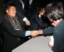 横浜ＦＣのパーティーに出席したＦＷカズは、ちびっ子サポーターと笑顔で握手