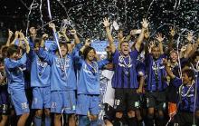 優勝し表彰台で喜びを爆発させる、Ｇ大阪イレブン