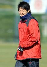 練習中、笑顔を見せる内田（撮影・為田聡史）