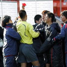 鹿島対広島　ＤＦ大岩へのレッドカードを提示する家本主審（中央背中）