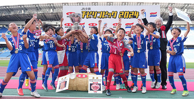 優勝したレジスタFCイレブン（撮影・鈴木みどり）