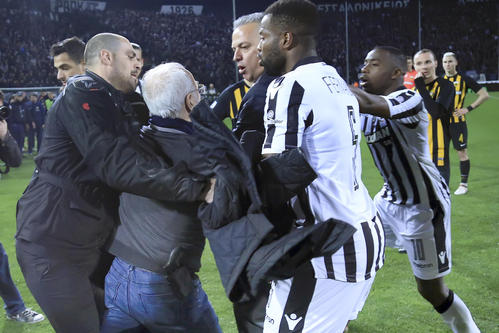 ＰＡＯＫオーナーのサビディス氏（左から２人目）を制止する選手ら（ＡＰ）
