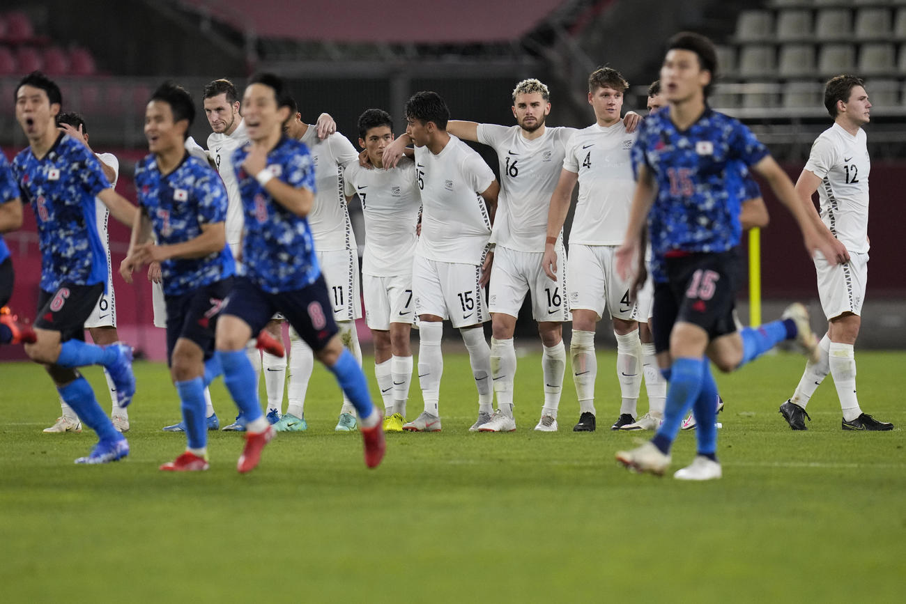 準々決勝の日本戦でPK戦で敗れ肩を落とすニュージーランドイレブン（後方）（7月31日撮影＝AP）