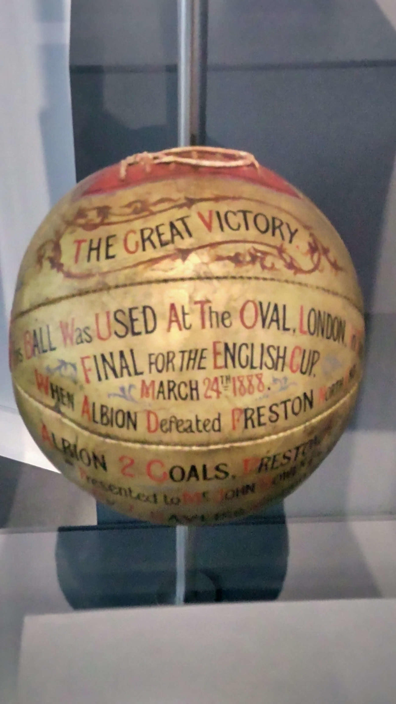 「3－2－1カタール・オリンピック＆スポーツ博物館」に展示されている1888年FA杯決勝で使用されたボール