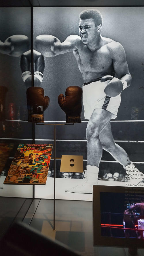 「3－2－1カタール・オリンピック＆スポーツ博物館」に展示されているムハマド・アリのグラブ