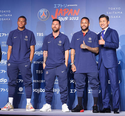 「パリサンジェルマン　ジャパンツアー2022」来日会見に臨み写真に納まる、左からパリサンジェルマンのエムバペ、メッシ、ネイマール、カズ（撮影・垰建太）