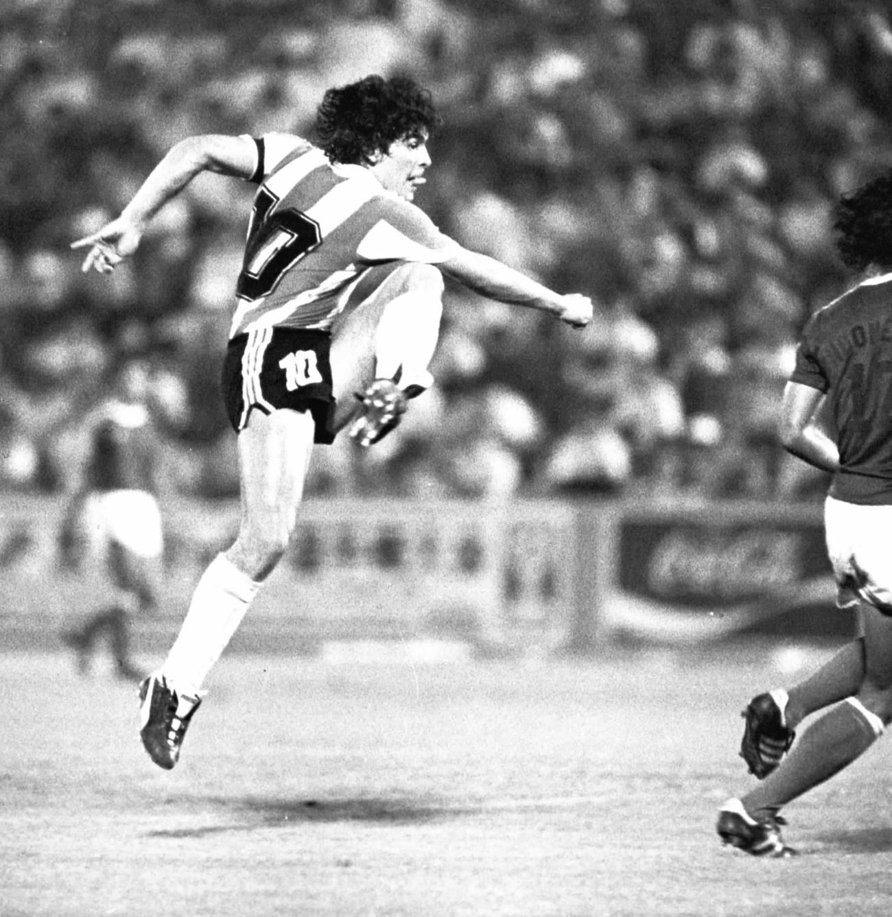 1979年8月26日　ワールドユース選手権、アルゼンチン対インドネシアでのマラドーナのシュート