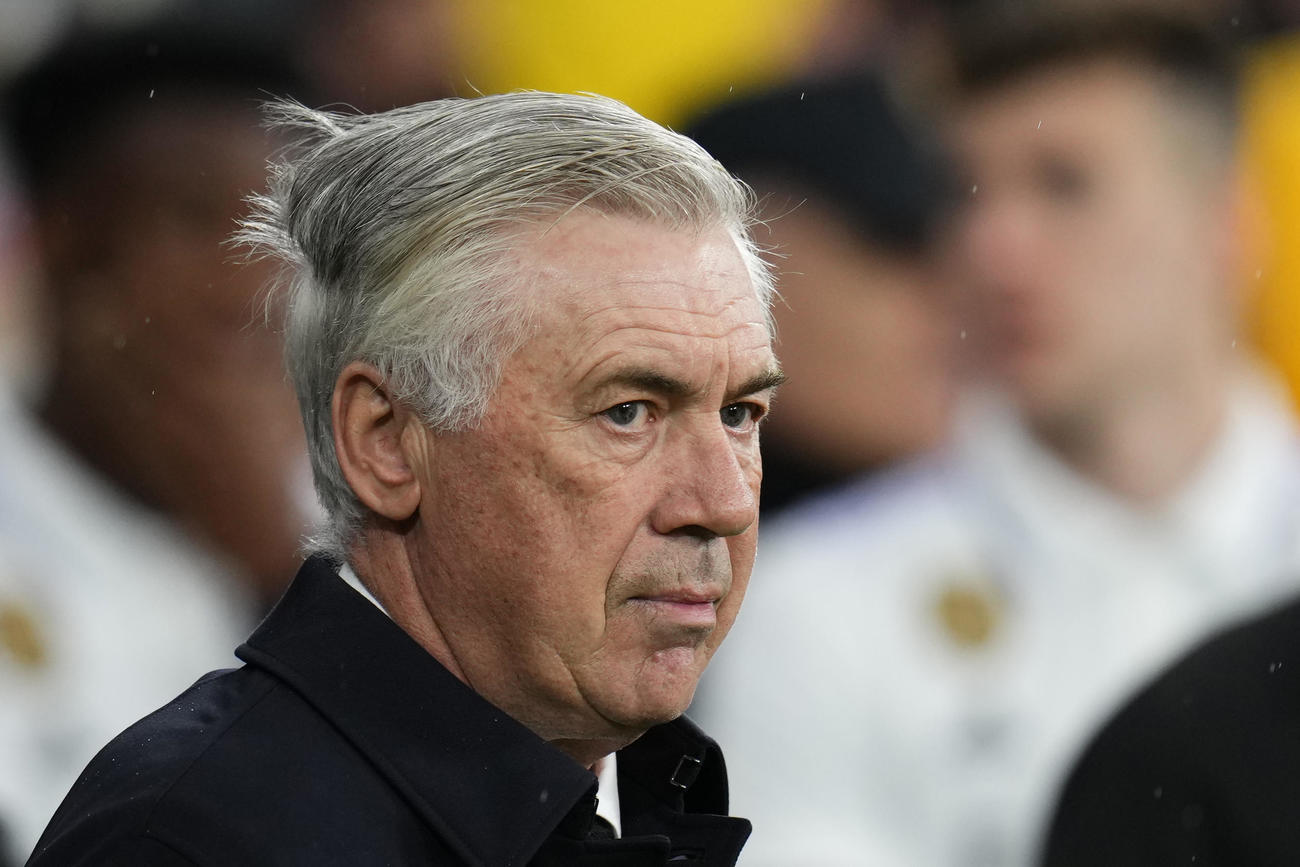 2月25日Aマドリード戦、戦況を見つめるアンチェロッティ監督（AP）