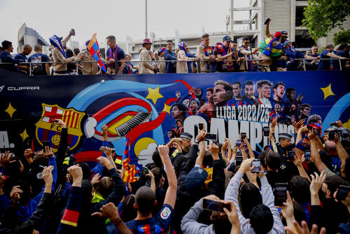 優勝パレードで盛り上がるバルセロナの選手たち（AP）