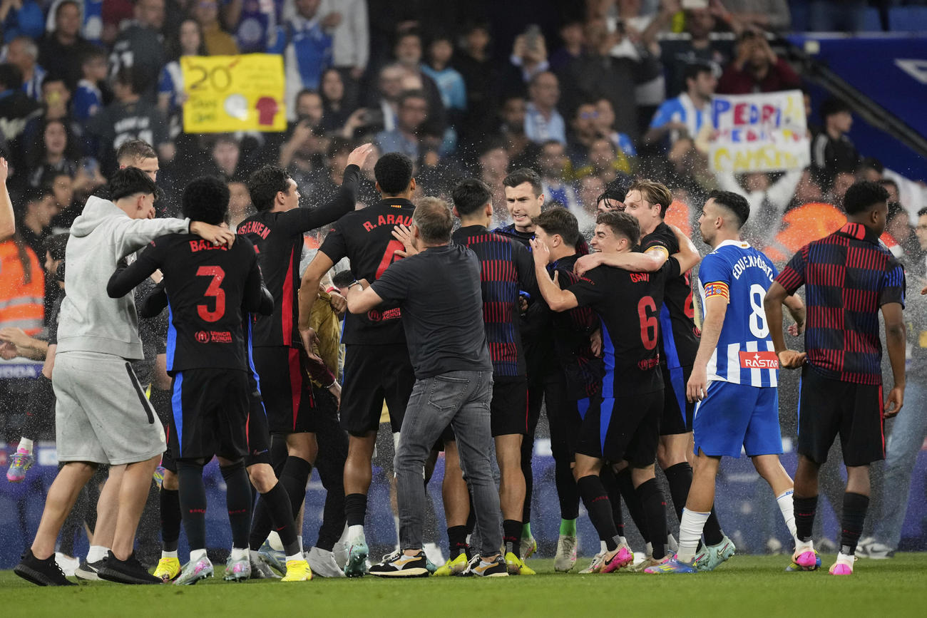15日のエスパニョール戦でリーグ優勝を決め喜ぶバルセロナイレブン（AP)