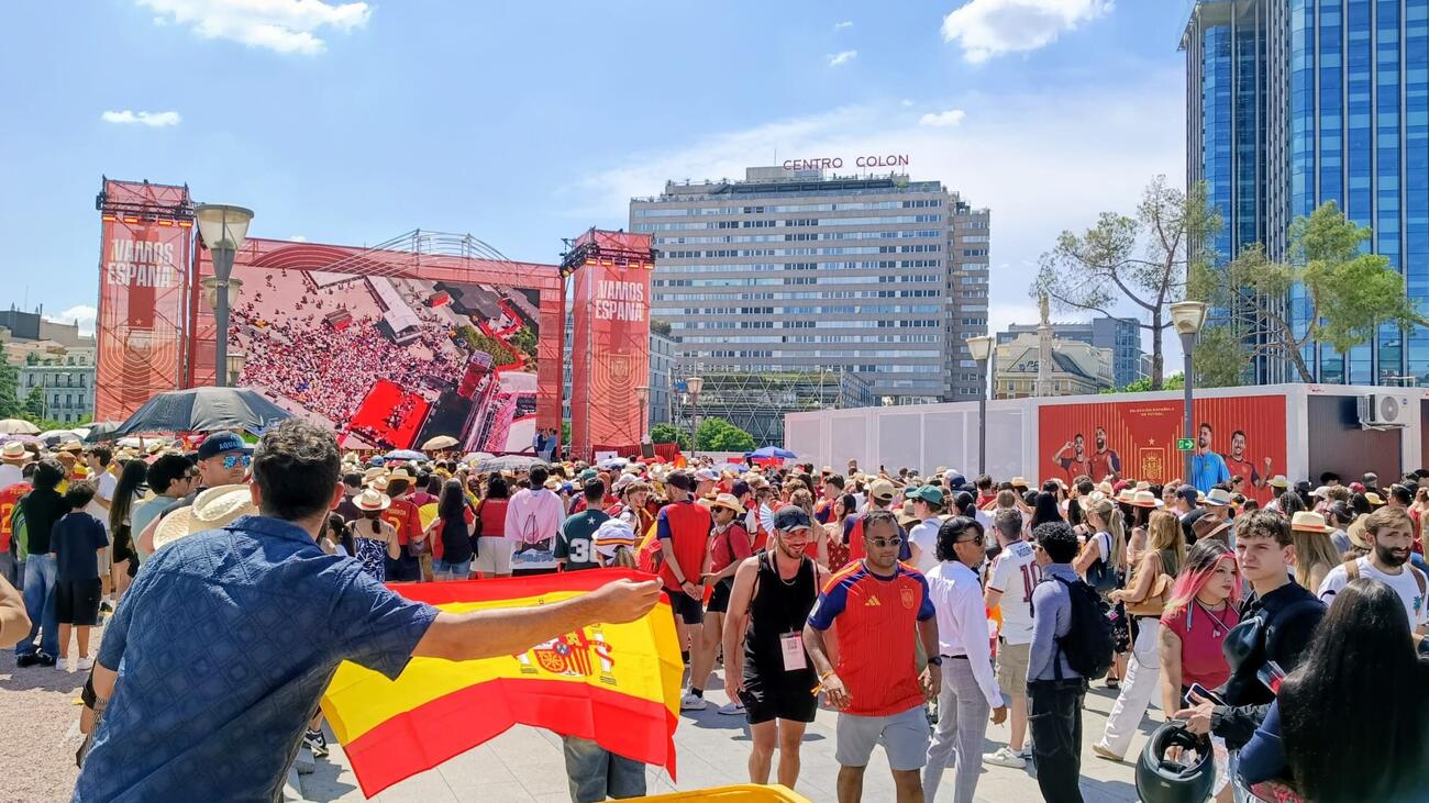 スペイン対カボベルデ戦の当日、マドリードのコロン広場でのパブリックピューイングの様子（撮影・高橋智行）