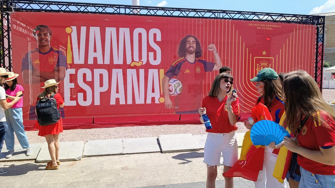スペイン対カボベルデ戦の当日、マドリードのコロン広場でのパブリックピューイングの様子（撮影・高橋智行）