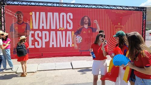 スペイン対カボベルデ戦の当日、マドリードのコロン広場でのパブリックピューイングの様子(撮影・高橋智行)